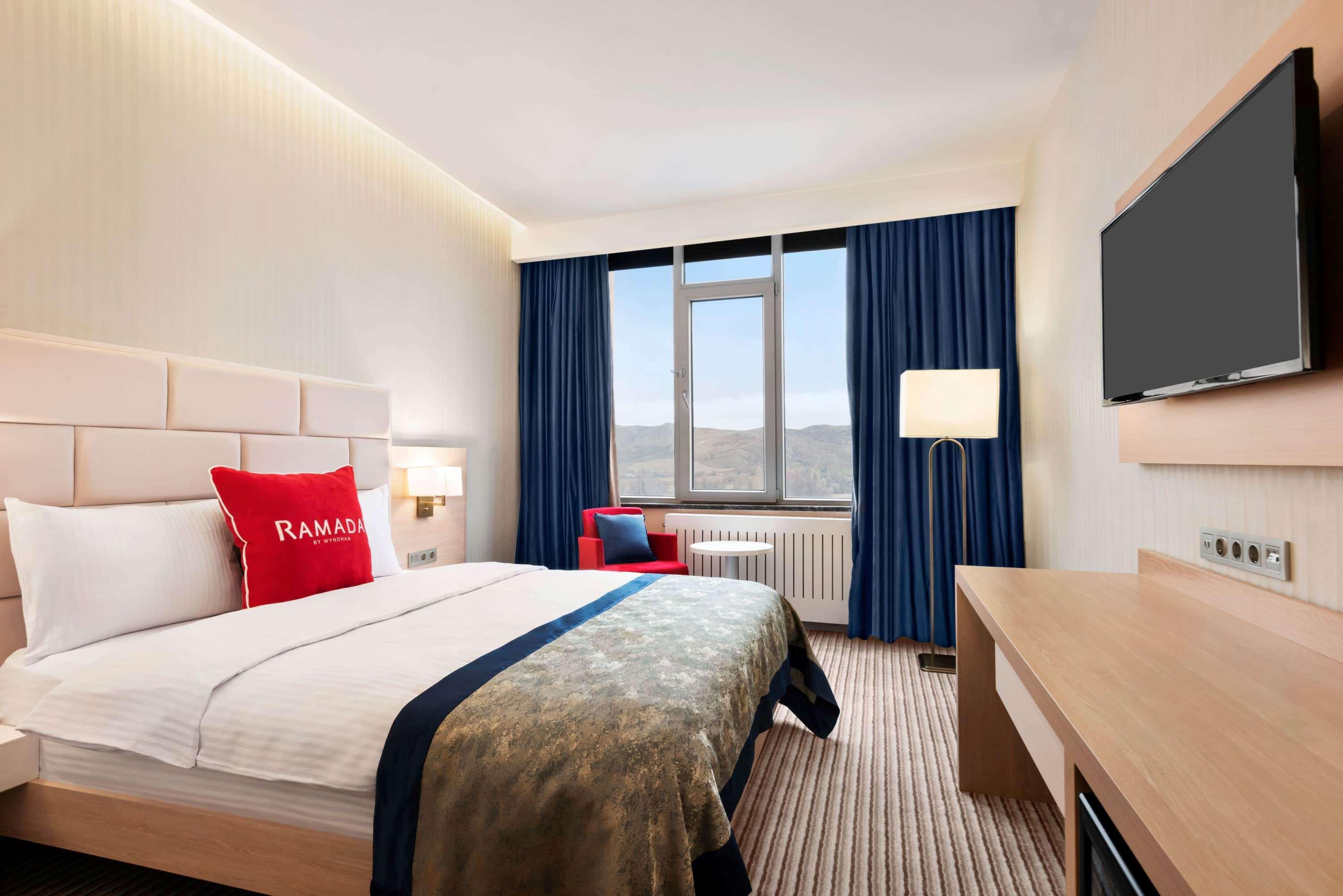 Отель Ramada By Wyndham Сивас Экстерьер фото