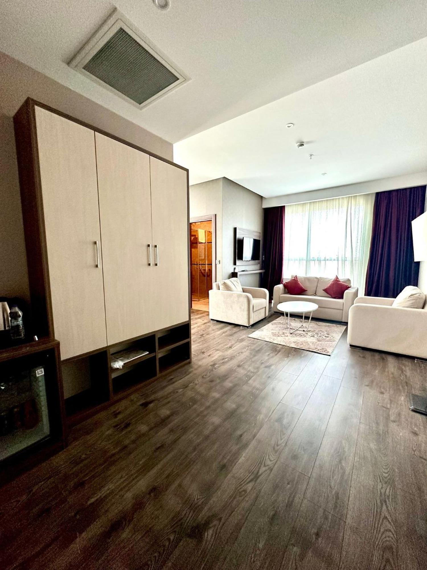 Отель Ramada By Wyndham Сивас Экстерьер фото