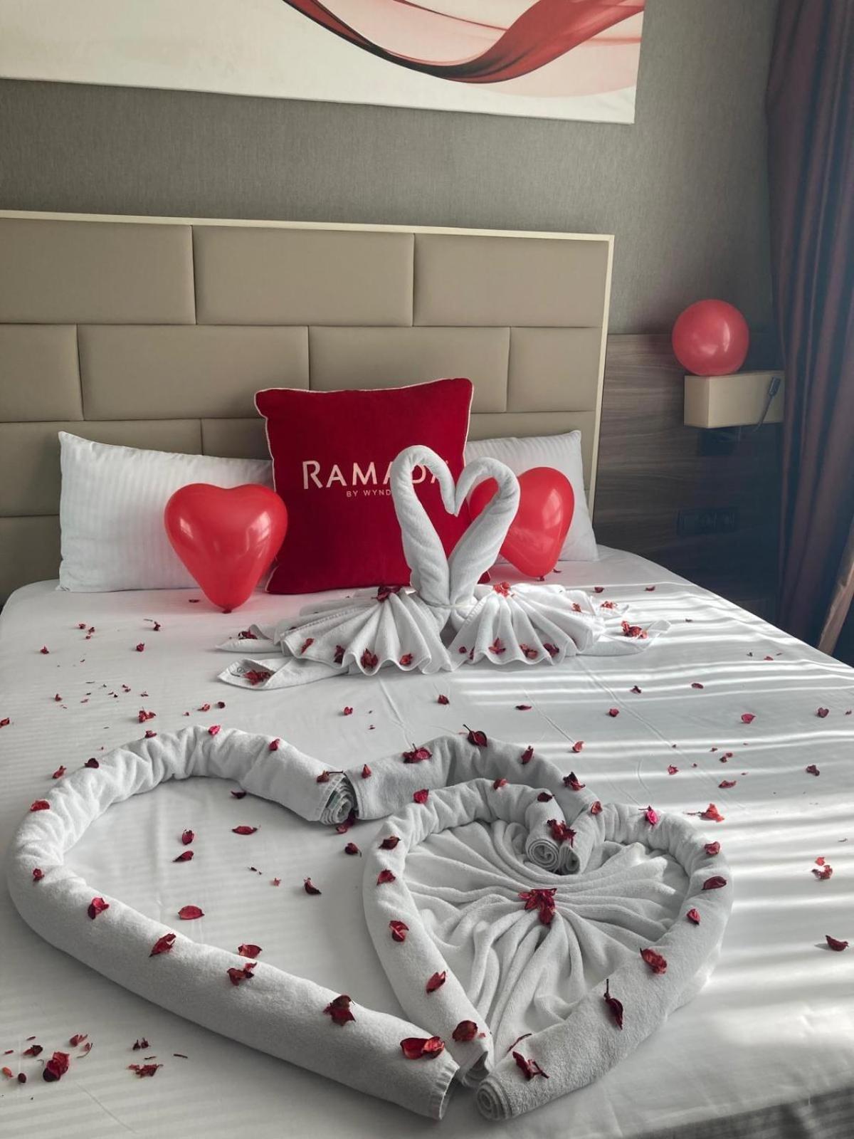 Отель Ramada By Wyndham Сивас Экстерьер фото